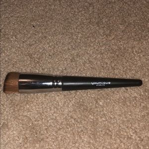 Younique liquid foundation brush